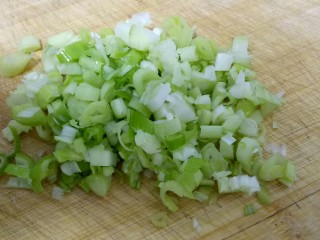 南瓜牛肉韭菜饺子,小葱切碎加入肉里。
