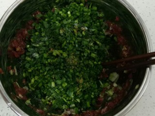 南瓜牛肉韭菜饺子,韭菜切碎，加入肉里，搅拌均匀。