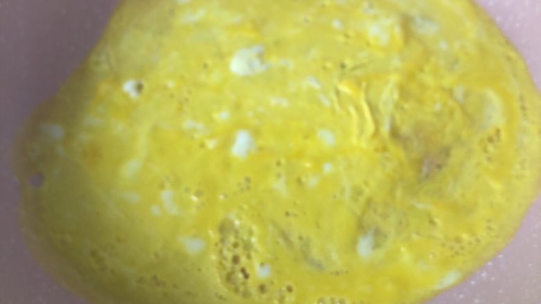 蛋皮馄饨汤,倒入鸡蛋液，晃动平底锅摊平，然后开小火煎至两面熟透