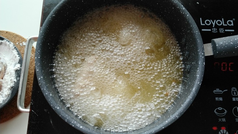 蒜香小排,油温8成热时，再次放入排骨，炸制1-2分钟，待排骨表面金黄色时，捞出控油。