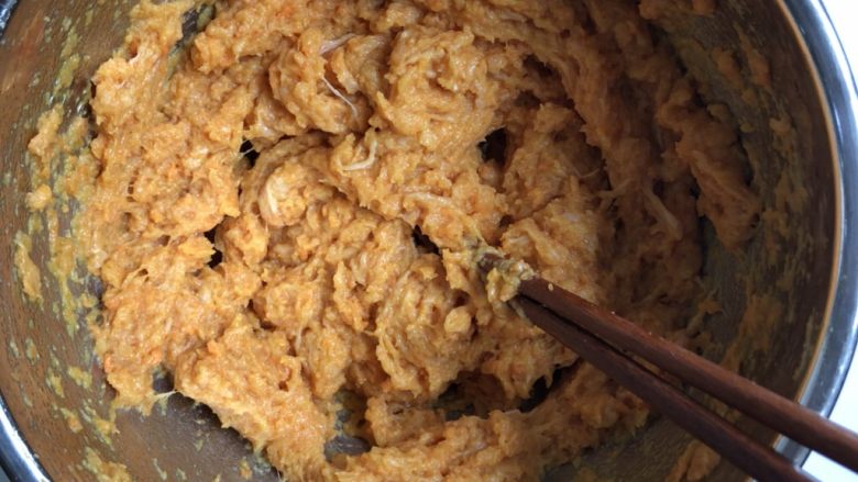 自制猪肉胡萝卜馄饨,开始用筷子搅打，搅打的途中可以加入少许的葱姜水去除腥味。一定要搅打上劲，搅打到有阻力为止