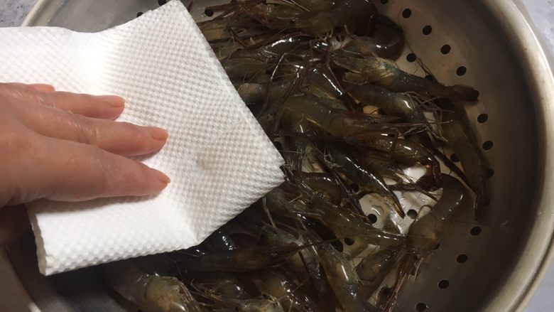 炸小河虾,用厨房用纸吸干多余的水分。