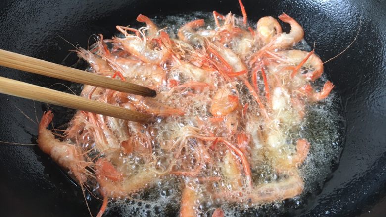 炸小河虾,用筷子拨开虾，避免粘连。