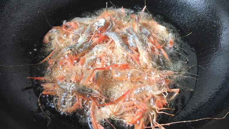 炸小河虾,当油温升至5或者6成热时，放入小河虾。