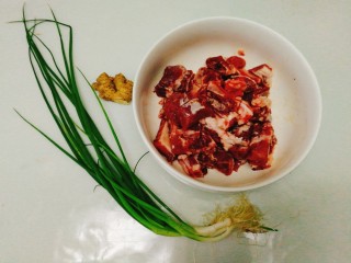 家常菜+红烧排骨,食材准备好：香葱 ，姜，蒜头，排骨。