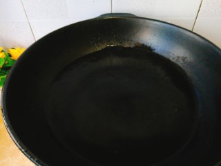 家常菜+红烧排骨,取出锅具，锅里坐水。