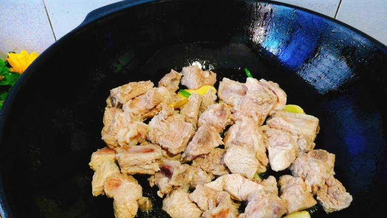 家常菜+红烧排骨,然后加入排骨快速翻炒。