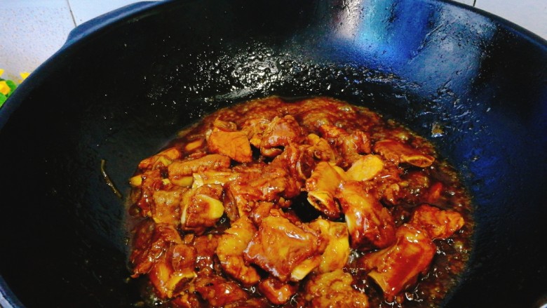 家常菜+红烧排骨,慢慢收汁，不断翻炒，直至完全上色均匀即可。