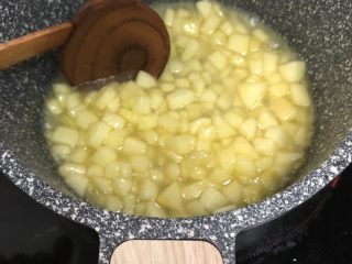 吐司苹果派,熬煮至苹果变软，汤汁慢慢浓稠收干