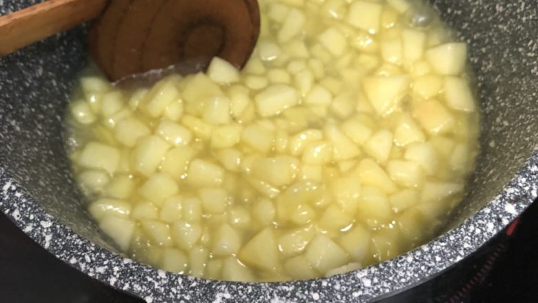 吐司苹果派,熬煮至苹果变软，汤汁慢慢浓稠收干