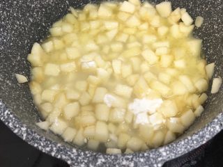 吐司苹果派,倒入清水、白砂糖、玉米淀粉