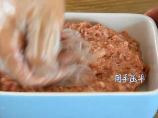 肉饼蒸蛋—从小吃到大的美味,肉馅装入碗中，用手压平。