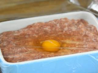 肉饼蒸蛋—从小吃到大的美味,中间挖个坑打入鸡蛋，盖上保鲜膜(尺寸较大的盘子也可以）。
