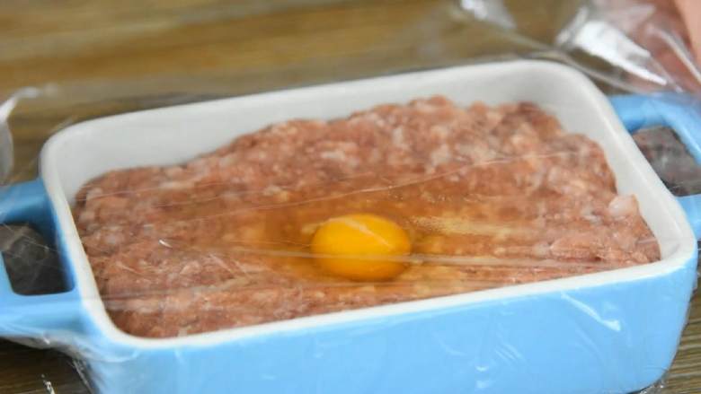 肉饼蒸蛋—从小吃到大的美味,中间挖个坑打入鸡蛋，盖上保鲜膜(尺寸较大的盘子也可以）。
