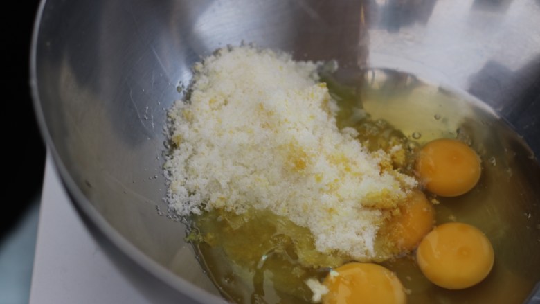 PH大师的柠檬磅蛋糕,将全蛋液和1/2的砂糖混合进行打发（全蛋打发会比较困难，可以隔热水进行打发）