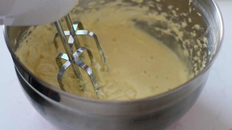 PH大师的柠檬磅蛋糕,打发好的全蛋液少量多次加入打发好的黄油奶油步骤中，确保每次加入前混合打发均匀（由于蛋液的液体量非常大，所以分四五次加入甚至更多次都不过分。每次加入后必须打发混合均匀后才可以继续加入下一次）