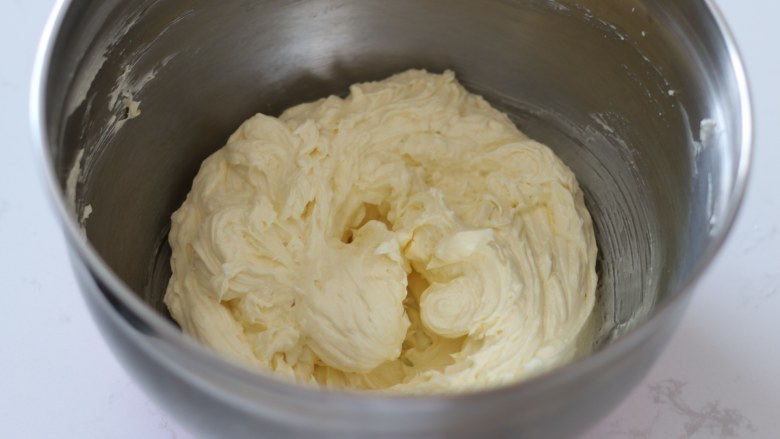 PH大师的柠檬磅蛋糕,淡奶油一定不能是从冰箱拿出来就用。（加入冰凉的淡奶油会直接导致加入全蛋液后的水油分离。）淡奶油可以隔热水加热至微微温热后加入。