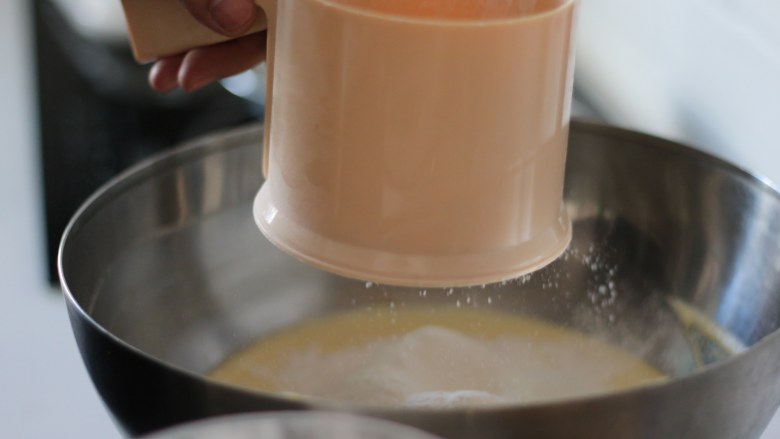 PH大师的柠檬磅蛋糕,粉类混合，过筛加入【步骤11】，先混合翻拌大致均匀。然后用抹拌的手法完全混匀。由打蛋盆中间向打蛋盆壁画括号的手法