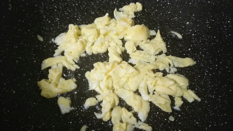来一份不一样的蛋炒饭,锅内倒入适量油加热，倒入鸡蛋煎至金黄。