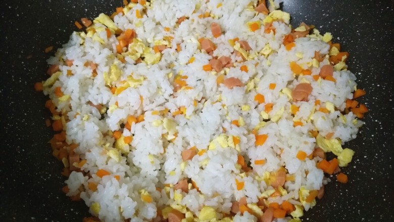 来一份不一样的蛋炒饭,最后倒入剩饭，翻炒一下，使大米团颗粒分明。
