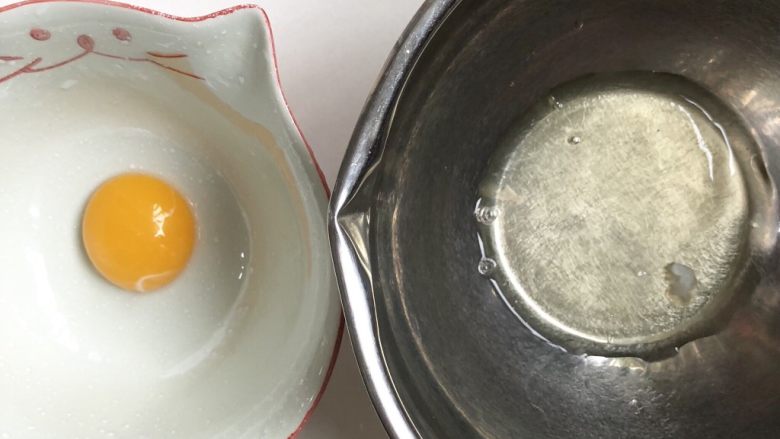 藜麦黑米糕,分离蛋黄蛋清至无油无水的干净容器，蛋清可以放入冰箱冷冻一会儿有助于打发