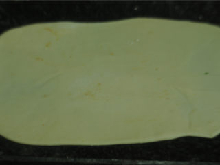 银丝卷饼,将面团擀成厚约0.2厘米的长方形薄片（越薄越好）