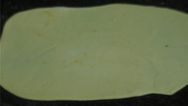 银丝卷饼,将面团擀成厚约0.2厘米的长方形薄片（越薄越好）