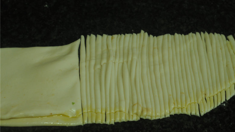 银丝卷饼,切成宽约0.5厘米的细丝（越细越好）
