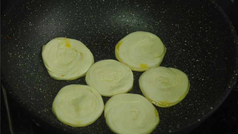 银丝卷饼,平底锅烧热，加入少许沙拉油，将饼胚放进去，煎至底面金黄