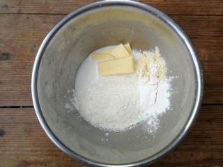 香酥椰挞,先把除鸡蛋之外的所有材料放入盆中，用手动打蛋器搅拌均匀