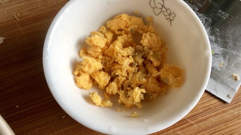 土豆的101种吃法➕火山肉末土豆泥,鸡蛋的蛋黄取出碾碎