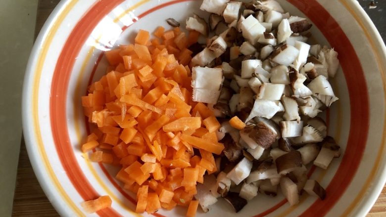 土豆的101种吃法➕火山肉末土豆泥,胡萝卜切末备用