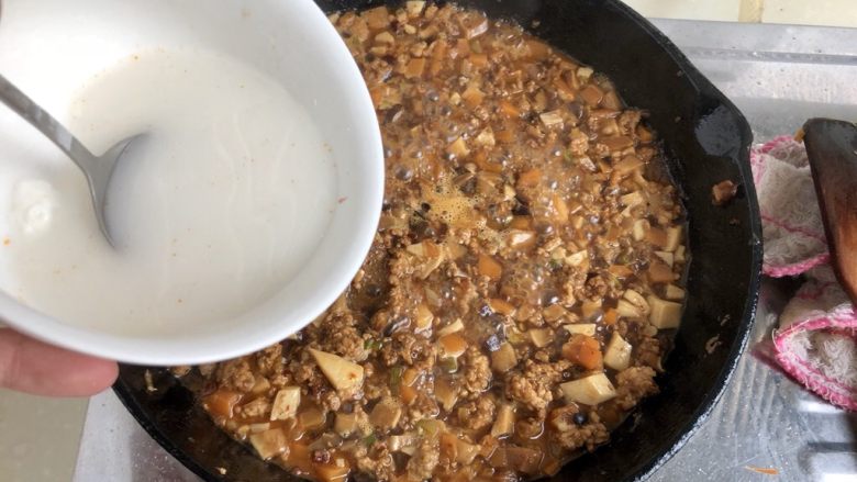 土豆的101种吃法➕火山肉末土豆泥,加入两小勺水淀粉，转大火煮到汤汁黏稠。