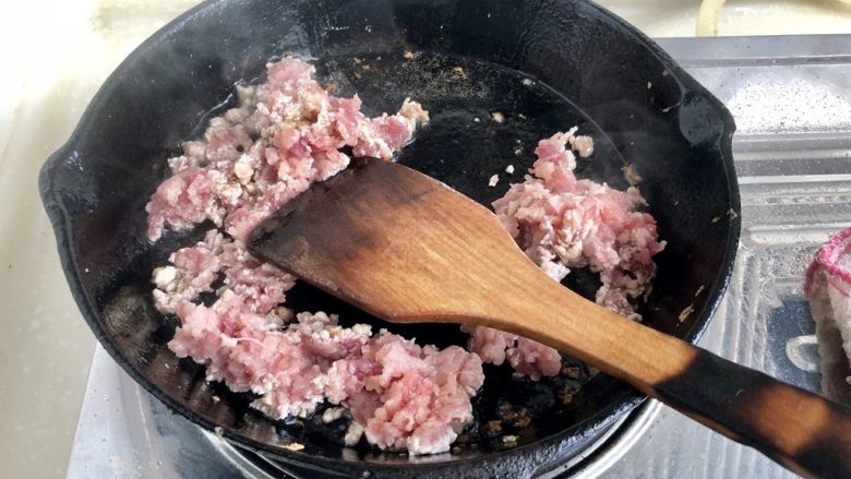 土豆的101种吃法➕火山肉末土豆泥,热锅后加适量食用油，加入肉末煸炒