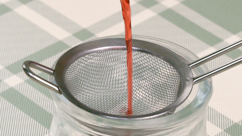 开胃杨梅渍番茄,杨梅汁过滤倒入密封瓶中