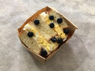 香蕉鸡蛋芝士三明治,完成了，为了美观，我又加了几粒蓝莓
