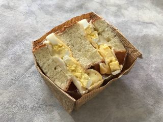 香蕉鸡蛋芝士三明治,放入折好的纸盒内