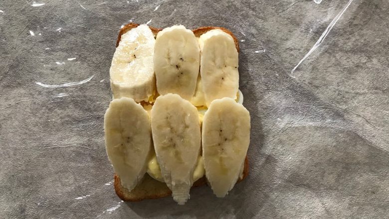 香蕉鸡蛋芝士三明治,再铺上香蕉
