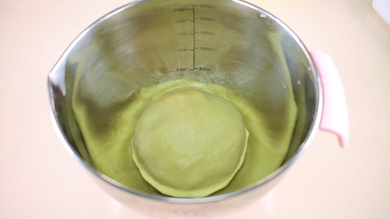 简单易学的早餐面包,揉面团揉到可以拉出薄膜扩张状态，然后放进盆中