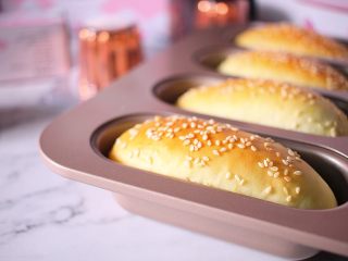 简单易学的早餐面包,烤好后表面金黄色，拿出来将面包放凉透