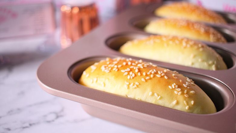 简单易学的早餐面包,烤好后表面金黄色，拿出来将面包放凉透