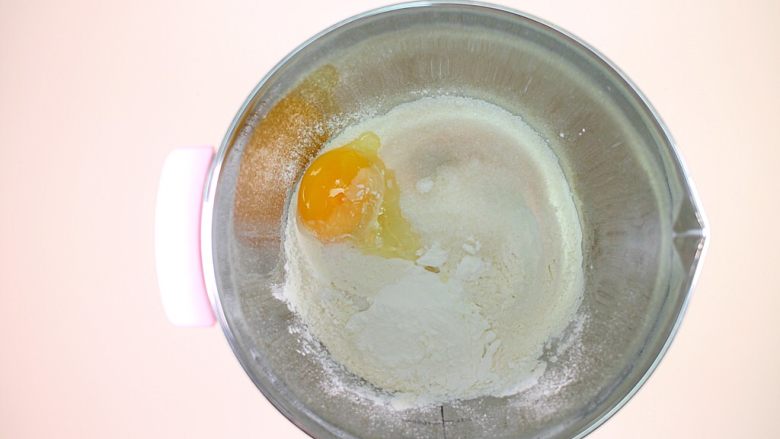 简单易学的早餐面包,除了黄油和温水外，其他全部放入盆中