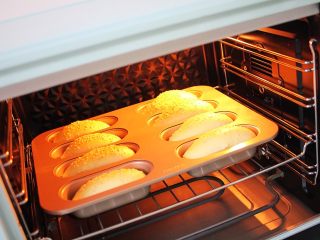 简单易学的早餐面包,预热好的烤箱后，180°烘烤12分钟