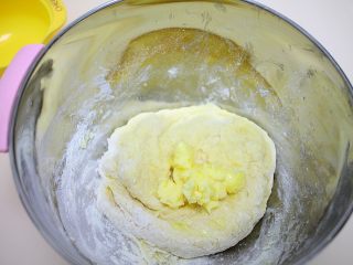 简单易学的早餐面包,慢慢加入温水，戴上一次性手套揉成团后，加入软化好的黄油继续揉面