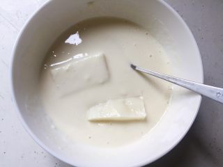 脆皮炸鲜奶,凝固的奶块裹上一层浆
