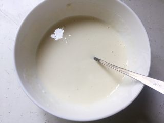 脆皮炸鲜奶,面粉、淀粉加水搅拌均匀，无颗粒