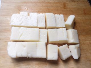 脆皮炸鲜奶,冷冻半小时或冷藏一小时以上，凝固后切块