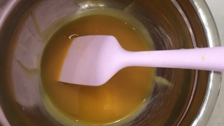 酸奶芝士杯,吉利丁泡软，投入加热的芒果果酱里搅拌均匀