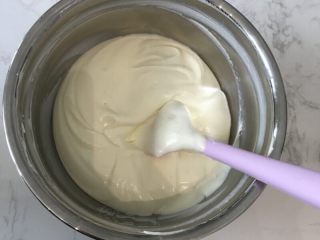 酸奶芝士杯,把奶油和芝士酸奶切拌均匀