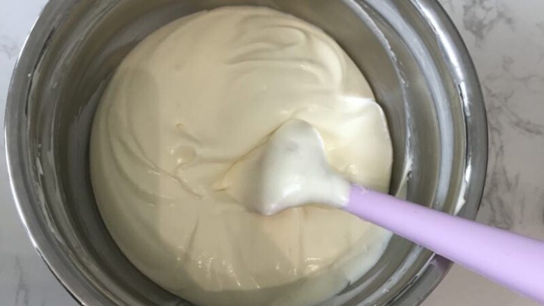 酸奶芝士杯,把奶油和芝士酸奶切拌均匀